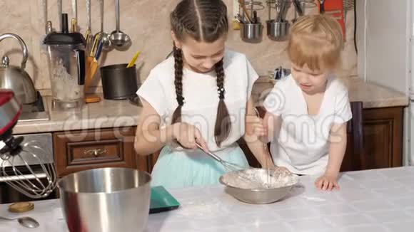 两个姐妹在一个碗里搅拌配料视频的预览图