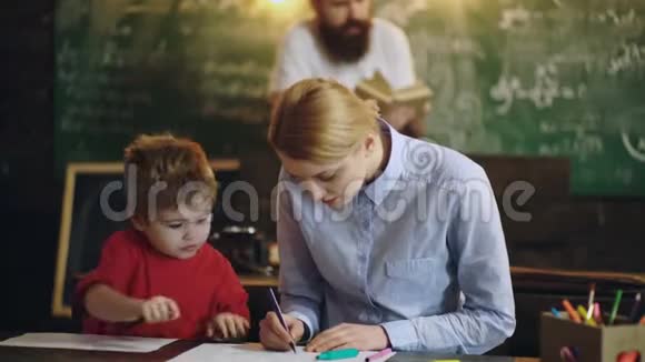 一个女人和一个男孩被画在桌子上背景是一个留胡子的男人在看书学习观念视频的预览图