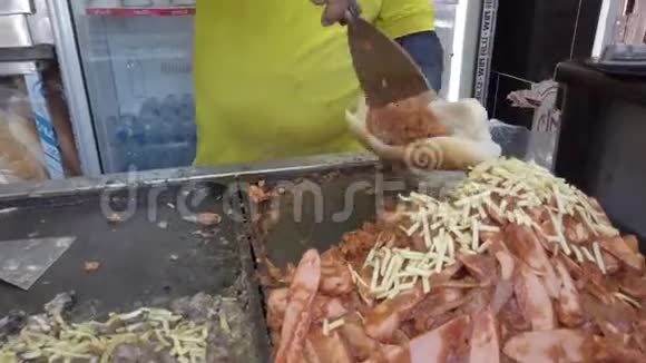 在街头小贩的特写镜头中制作伊朗鸡肉三明治视频的预览图