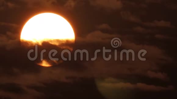 日落天空橙色天空橙色云户外夏季自然大太阳视频的预览图