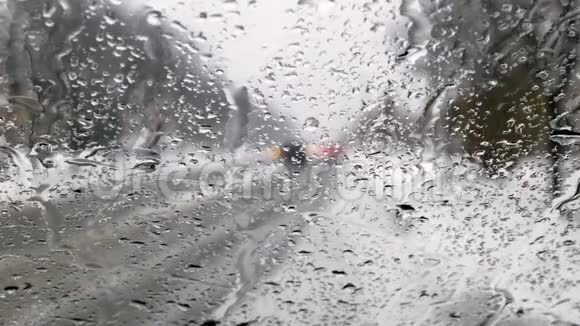 雨天雨滴在挡风玻璃上视频的预览图