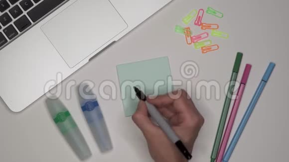 商业理念在办公室的便笺簿上写字的女人视频的预览图