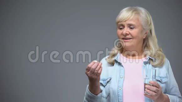 老年女性吃苦丸厌恶的皱纹心脏药物视频的预览图