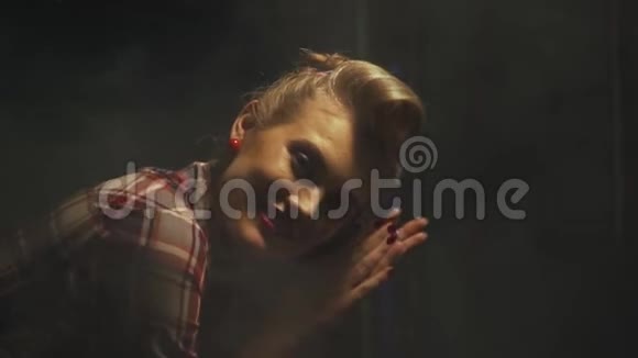 有着复古发型的性感金发女孩正微笑着调整自己的衣领闭上眼睛视频的预览图