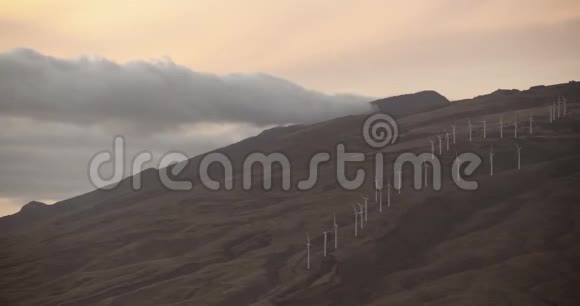 日落时毛伊岛的一座山视频的预览图