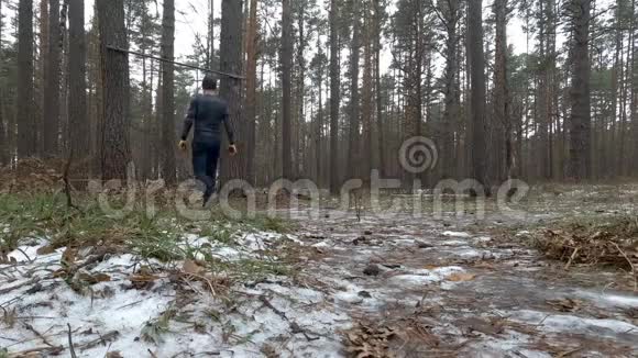 青年运动员在森林中表演拔腿视频的预览图