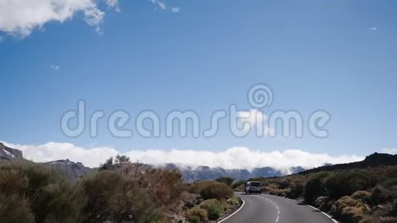 从一辆穿过西班牙加那利群岛特内里费国家公园的汽车上可以看到火山岩沙漠景观视频的预览图