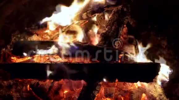 明亮的火焰晚上篝火休息烧柴火橙色火灾视频的预览图