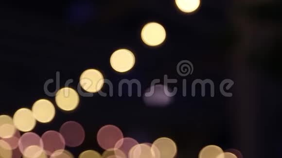 波克的模糊夜光花环分散的圣诞节和背景视频的预览图