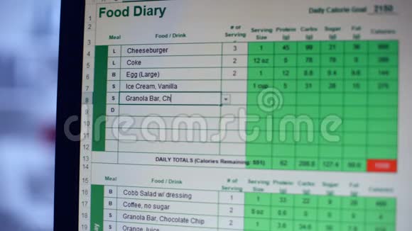 网上写食物日记写食物和卡路里健康饮食视频的预览图