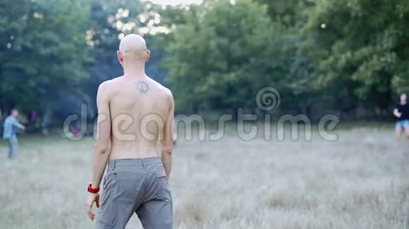 运动缓慢的年轻苗条运动男子裸露的躯干捕捉和投掷飞盘视频的预览图