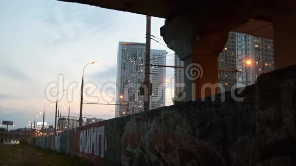 住宅附近街区桥下墙上和铁轨上涂鸦的近景视频的预览图