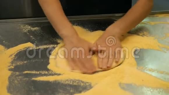 女人的手在厨房里揉面包做披萨有选择的焦点视频的预览图