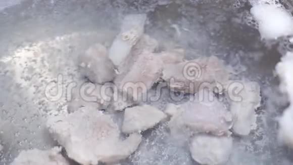 在水中煮的肉靠近视频的预览图