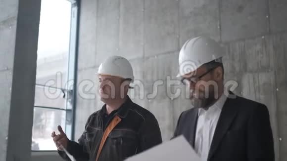 两个戴着头盔的白种人帅哥在谈话看着大报纸视频的预览图