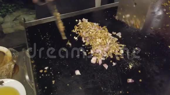 斯里兰卡餐厅厨师为炒饭服务视频的预览图