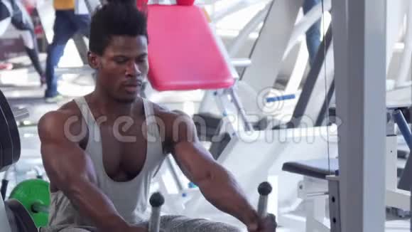 一个年轻的非洲男人在低排电缆健身房锻炼视频的预览图