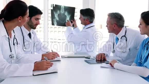 医疗队在一次会议上看x光视频的预览图