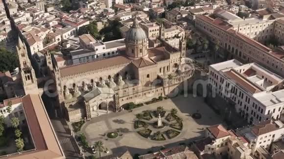在温暖的夏日美丽的古老大教堂和广场被大大小小的建筑物包围令人惊叹的空中景色视频的预览图