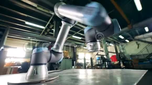 一个金属臂在工厂工作时移动视频的预览图