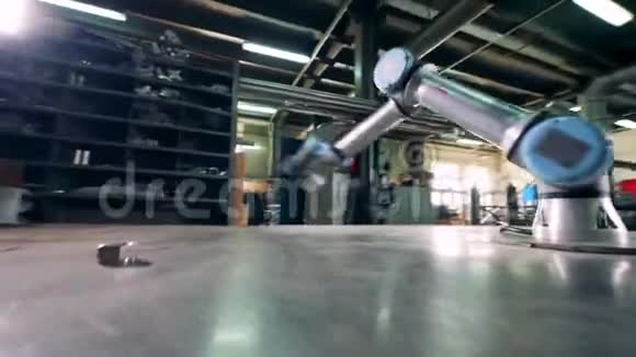 工厂工具与一个小齿轮在桌子上工作视频的预览图