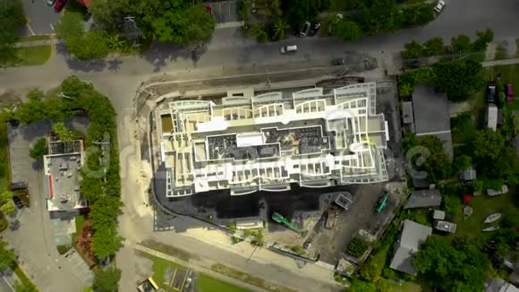 空中录像显示迈阿密土地开发项目4k视频的预览图