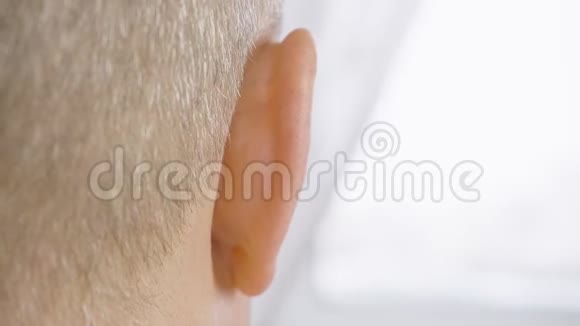 男头和食后观成年男子头发灰白耳朵后向视频的预览图