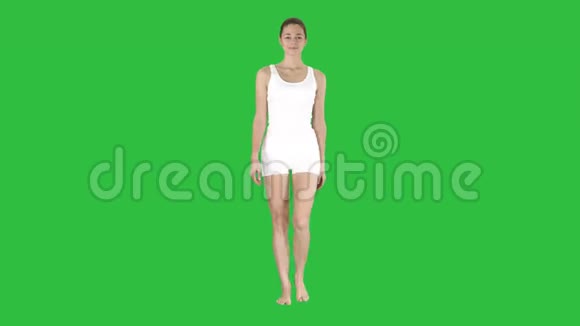 瑜伽老师在绿色屏幕上行走和做呼吸运动Chroma键视频的预览图