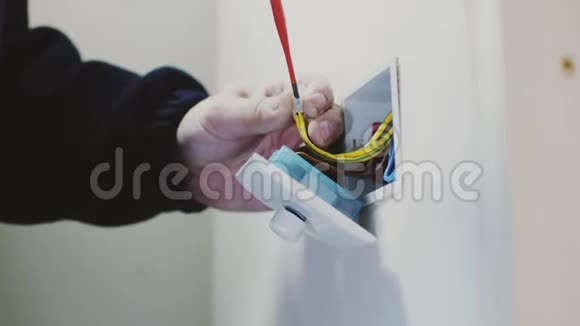 电工保护电线安装插座视频的预览图