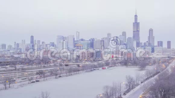在冬季在芝加哥市区广阔的天空线和高速公路和街道一级的交通中高广角拍摄视频的预览图