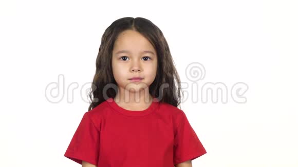 小女孩用手在白色背景上挥手慢动作视频的预览图