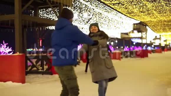 快乐的一对滑冰情侣牵着手然后拥抱视频的预览图