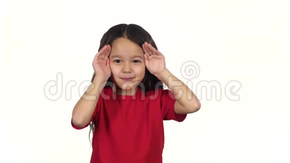 孩子用手遮住她的脸慢动作视频的预览图