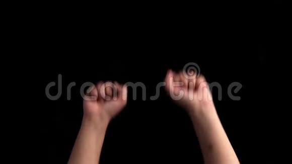 双手向上移动双手在黑色上缓慢地分开视频的预览图