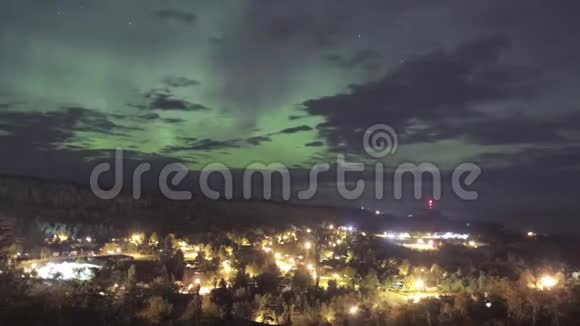 大角度夜间长时间曝光舞动绿色极光在一个小的北海岸湖苏必利尔镇4KUHD时间图视频的预览图