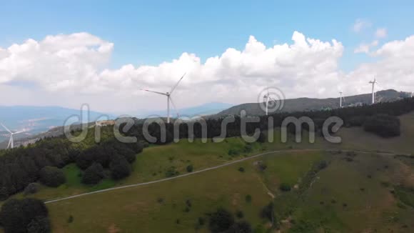 鸟瞰山中风力涡轮机自然能源环境安全对鸟类的危险帕索迪森托塔格利视频的预览图