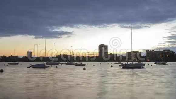 在明尼阿波利斯的湖泊链上漂浮在平静的BdeMakaSka上的帆船上的大日落视频的预览图