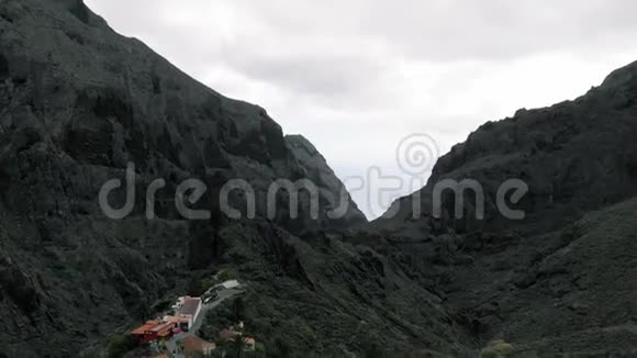 山峡小村鸟瞰西班牙特内里费马斯卡视频的预览图