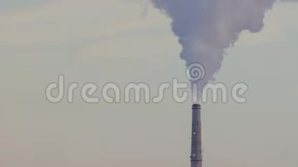 一个远程摄影关闭正在隔离的煤电厂翻腾与粉红色下午天空4KUHD时间推移视频的预览图