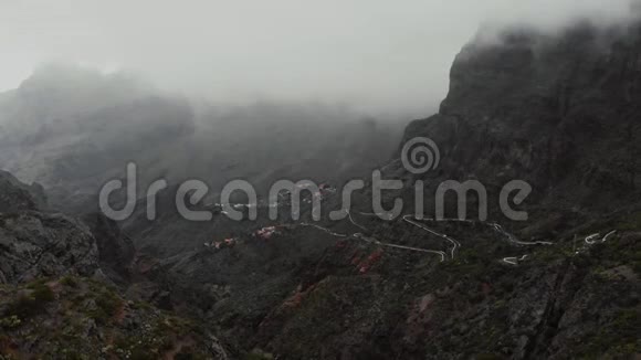 云和山阴雨天气在峡谷的群山中从上面看视频的预览图