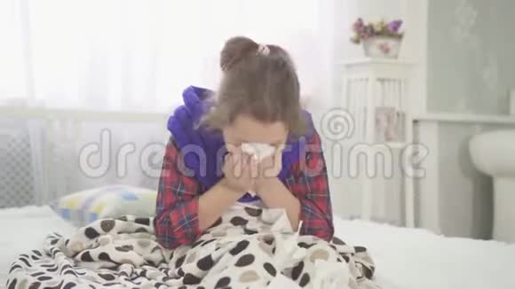 少女打喷嚏过敏感冒喉咙痛视频的预览图