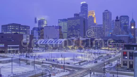 明尼阿波利斯市中心在暮光之城冬季高峰时段在公地公园和城市街道交通后视频的预览图