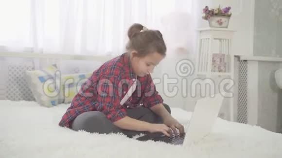 一个十几岁的女孩在家坐在床上剧烈腹痛视频的预览图