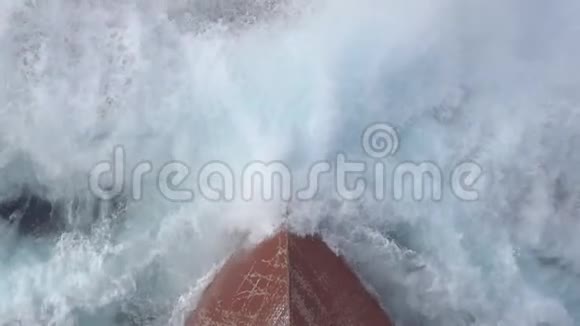 船首用喷雾和潜水的方法来切割海浪视频的预览图