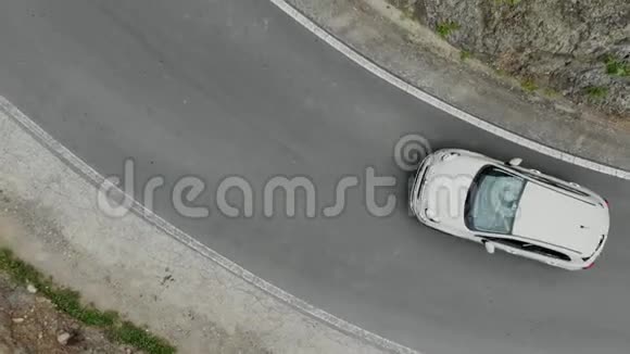 空中观景车顶下景上翻山蛇纹石位于山脊高处西班牙特内里费视频的预览图