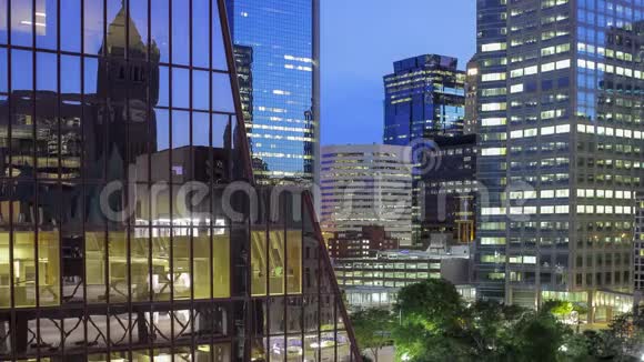 明尼阿波利斯市中心天线4K超高清时间推移摩天大楼的线条角度和灯光的大镜头视频的预览图
