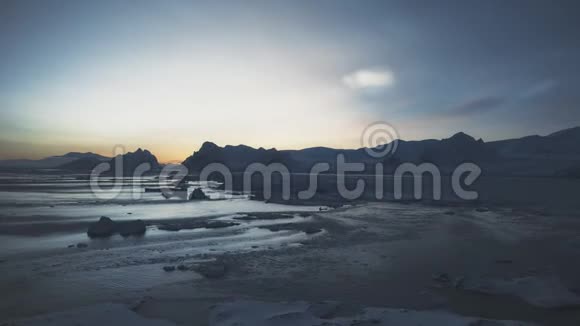 极地之夜北极雪山空中景色视频的预览图