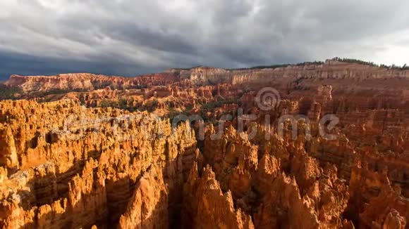 在令人惊叹的红橙沙石悬崖山脉沙漠峡谷4k的天空中飘浮着厚厚的灰色雨云视频的预览图