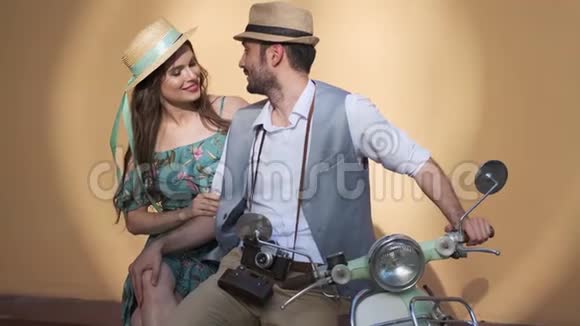 男人和女孩坐在一辆老式的滑板车上相爱的夫妇轻轻地触摸对方视频的预览图