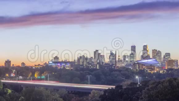 明尼阿波利斯市中心在美丽的日落4KUHD时间推移期间州际公路长曝光交通后的中镜头视频的预览图
